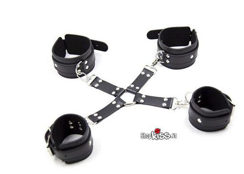 Cận cảnh bộ còng tay và còng chân bằng da mềm màu đen trong set đồ chơi BDSM