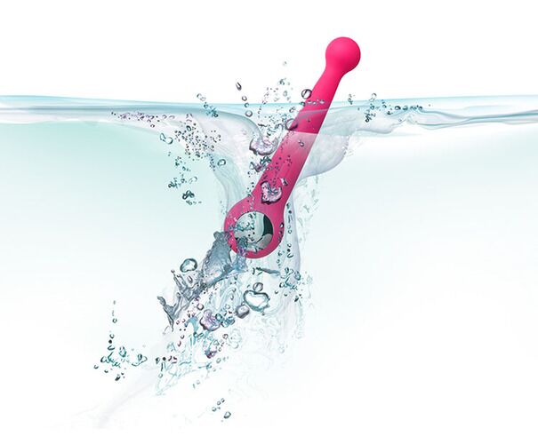Chày rung Svakom Bonnie DC90B màu tím dưới dòng nước, minh họa khả năng chống thấm