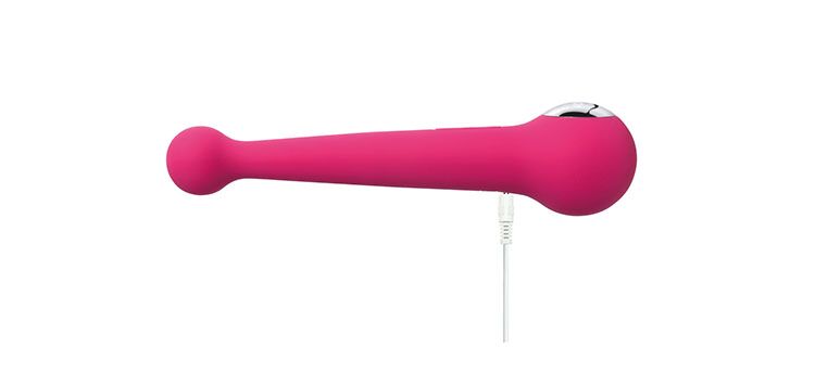 Chày rung Svakom Bonnie DC90B màu hồng bên cạnh dây sạc USB, nhấn mạnh tính tiện dụng