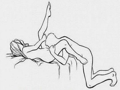 Tư thế oral sex nâng cao chân giúp chàng dễ dàng tiếp cận và kích thích vợ