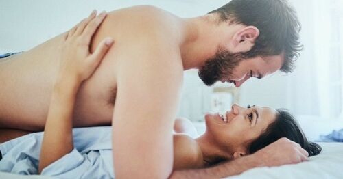 Biểu hiện lúng túng, thiếu kinh nghiệm khi quan hệ có thể là dấu hiệu con trai còn trinh