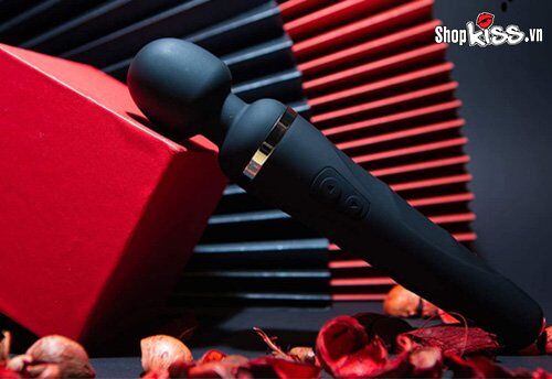 Sử dụng chày rung Lovense DOMI 2 để massage thư giãn vùng vai gáy, giảm đau nhức hiệu quả