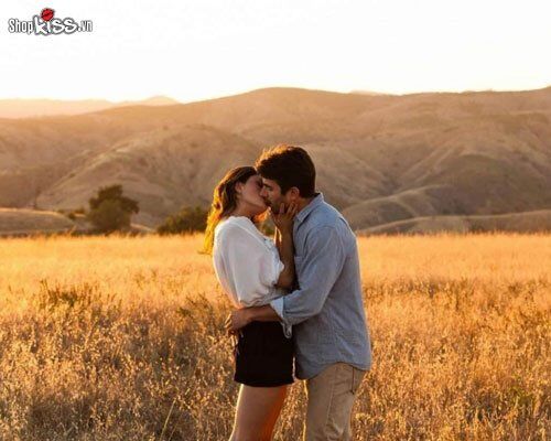 Hành động con trai ôm eo bạn gái khi hôn thể hiện sự gần gũi và gắn kết