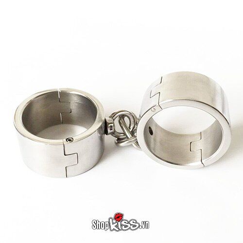 Cặp đôi sử dụng còng chân BDSM BZ07N trong kịch bản nhập vai tăng cường sự phấn khích