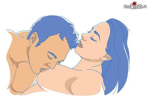 Người đàn ông dùng miệng hôn và liếm nhẹ nhũ hoa để tăng khoái cảm cho bạn tình
