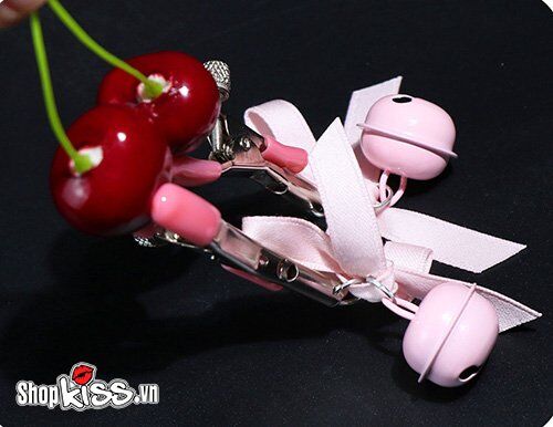 Thiết kế kẹp vú BZ09E với chi tiết lục lạc và nơ hồng dễ thương