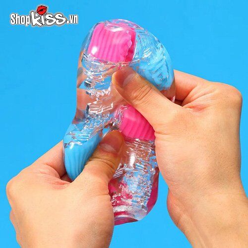 Điều chỉnh độ khít ôm sát dương vật bằng cách bóp nhẹ cốc Tenga Crazy Cubes