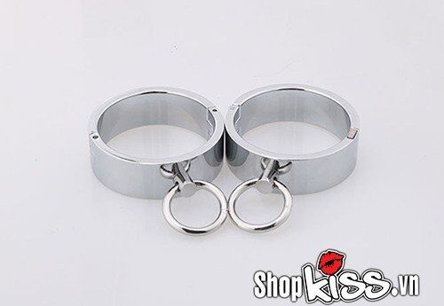 Sử dụng còng tay kim loại BZ07NA để cố định tay bạn tình trong các trò chơi BDSM