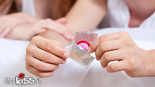 Sử dụng bao cao su đúng cách là biện pháp quan hệ tình dục an toàn hiệu quả cho lần đầu của các cặp đôi