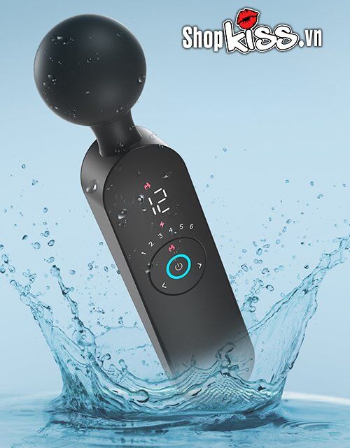 Minh họa khả năng chống thấm nước của chày rung Ares Smart Vibrator AV36 dưới vòi sen.