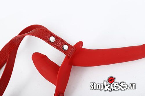 Minh họa đầu dương vật giả ngắn của đai đeo xâm nhập vào âm đạo người đeo và kích thích điểm G