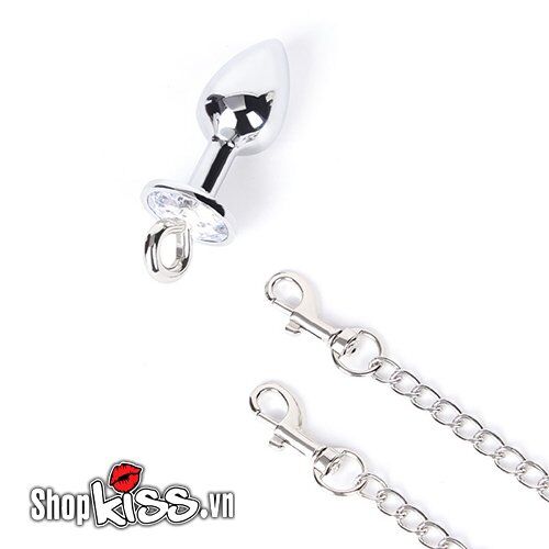 Chi tiết thiết kế phích cắm hậu môn kim loại và dây xích nối với còng tay BDSM