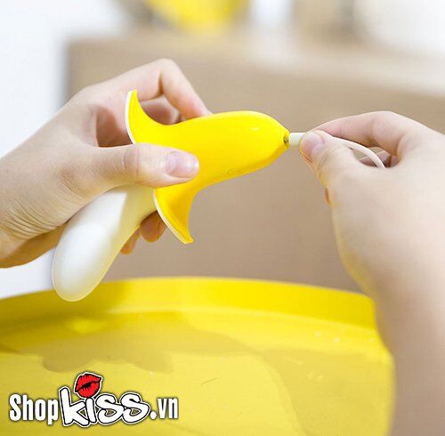 Cận cảnh phần đuôi của dương vật giả Mini Banana CHUOI3 với cổng sạc pin tiện lợi