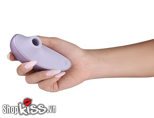 Hình ảnh Máy kích thích Svakom Pulse Galaxie đang hoạt động, tập trung vào đầu hút thể hiện công nghệ Pulse Technology™ kích thích bằng sóng không khí