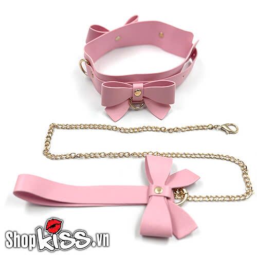Khóa chốt kim loại có thể điều chỉnh kích thước trên còng tay BDSM màu hồng, đảm bảo sự vừa vặn và an toàn cho người dùng.